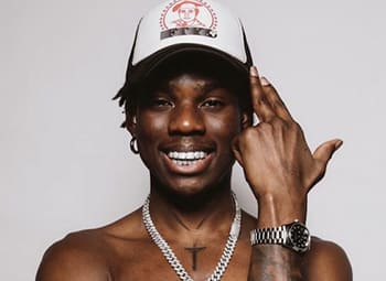 l'artiste Rema souriant. 