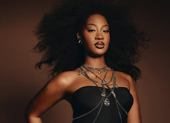 L'artiste Tems posant avec une coiffure afro.